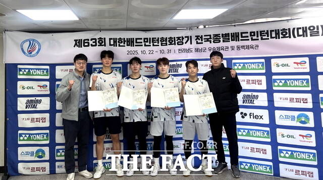 제63회 대한배드민턴협회장기 전국종별배드민턴대회에서 금·은메달을 차지한 백석대학교 선수들과 관계자들이 기념촬영을 하고 있다. /백석대학교