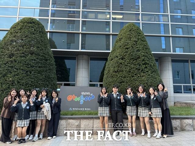 경남도교육청 학생 환경 프로젝트 공모전에서 수상한 진양고 학생들과 지도교사들이 기념 촬영을 하고 있다. /진양고