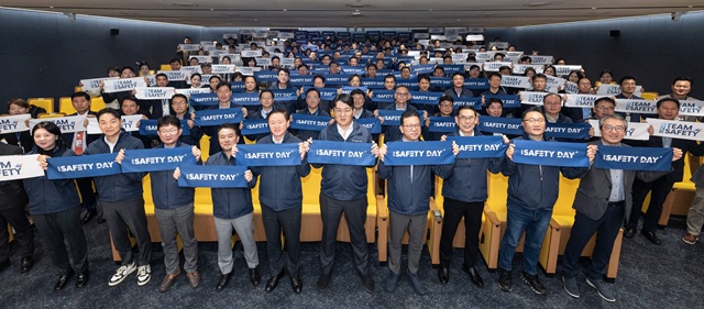 31일 서울 강서구 대한항공 본사에서 열린 제3회 세이프티 데이(Safety Day) 행사에서 조원태 한진그룹 회장(왼쪽에서 여섯 번째), 우기홍 대한항공 부회장(왼쪽에서 다섯 번째), 유종석 대한항공 안전보건 총괄 겸 오퍼레이션 부문 부사장(왼쪽에서 네 번째) 등 참석 임직원들이 기념 촬영을 하고 있다. /대한항공