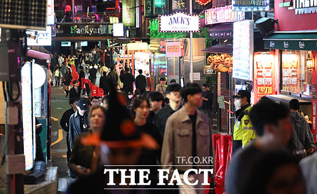 핼러윈 데이인 31일 오후 서울 용산구 이태원 세계음식문화거리가 시민들로 북적이고 있다. /박헌우 기자