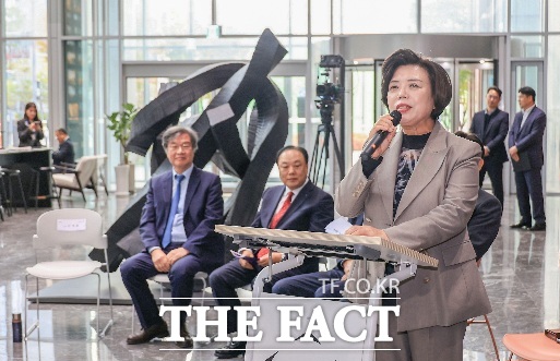 신계용 과천시장이 ‘펜타원 인큐베이팅센터’, 복합문화공간 ‘오각’ 개관식에서 발언하고 있다. /과천시