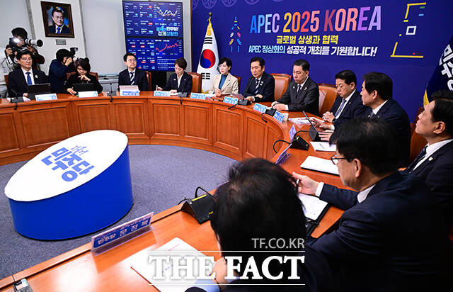 전현희 최고위원(왼쪽)이 발언에 앞서 '코스피 4100' 지수를 알리며 미소짓고 있다.