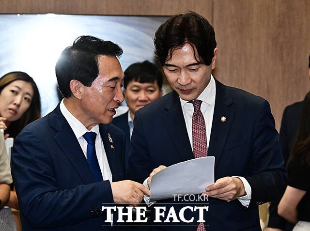 이재명 정부 첫 국정감사에서 여야 간 정쟁 속에서도 전문성과 품격으로 모범을 보인 의원들이 있었다. 사진은 박성훈 국민의힘 수석대변인(오른쪽)이 지난달 8일 국회 소통관에서 브리핑을 준비하는 모습. /배정한 기자