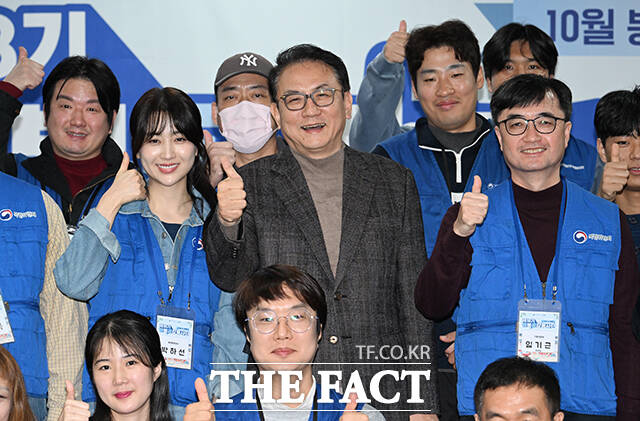 배우 박하선(왼쪽에서 첫 번째)과 임기근 기획재정부 제2차관(왼쪽에서 두 번째)이 31일 오전 서울 강서구 강서노인종합복지관에서 열린 취약계층을 위한 김장김치 나눔 봉사활동에 참석해 기념촬영을 하고 있다. /박헌우 기자