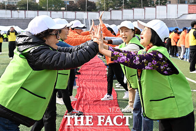 제25회 시니어올림픽이 31일 오전 서울 용산구 효창운동장에서 열린 가운데 어르신들이 손뼉을 치며 환호하고 있다. /서예원 기자