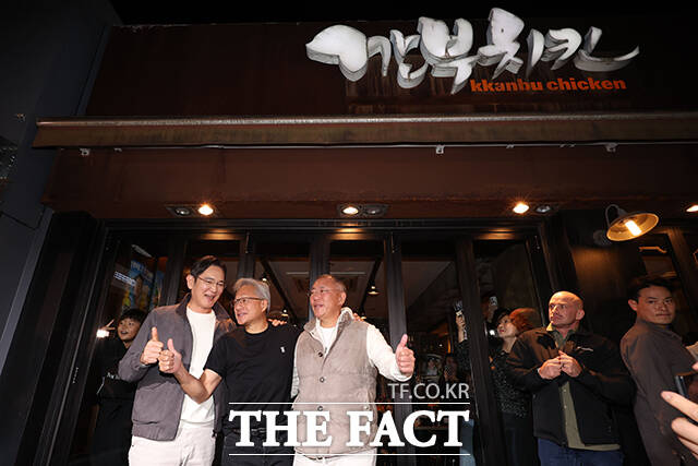 이재용 삼성전자 회장(왼쪽부터)과 젠슨 황 엔비디아 최고경영자(CEO), 정의선 현대차그룹 회장이 지난 30일 저녁 서울 삼성동의 한 치킨집에서 치맥 회동을 마친 후 인사를 하고 있다. /서예원 기자
