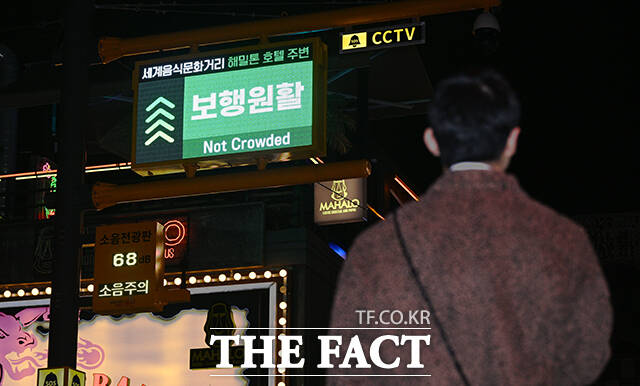 핼러윈 데이인 31일 오후 서울 용산구 이태원 세계음식문화거리가 시민들로 북적이고 있다. /박헌우 기자