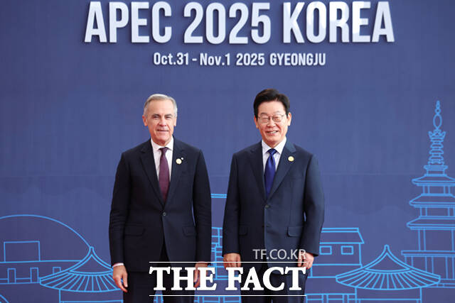 이재명 대통령이 31일 경주화백컨벤션센터(HICO)에서 열린 2025 아시아태평양경제협력체(APEC) 정상회의에 참석한 마크 카니 캐나다 총리를 맞이하고 있다. /APEC 2025 KOREA & 연합뉴스