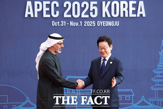 이재명 대통령이 31일 경주화백컨벤션센터(HICO)에서 열린 2025 아시아태평양경제협력체(APEC) 정상회의에 참석한 칼리드 아부다비 아랍에미리트(UAE) 왕세자를 맞이하고 있다. /APEC 2025 KOREA & 연합뉴스