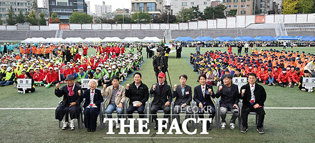 오세훈 서울시장(왼쪽에서 네 번째)를 비롯한 관계자들과 어르신들이 31일 오전 서울 용산구 효창운동장에서 열린 제25회 시니어올림픽에 참석해 기념 촬영을 하고 있다. /서예원 기자