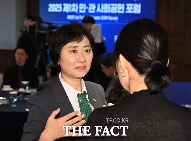 이스란 보건복지부 제1차관(가운데)이 31일 오후 서울 중구 롯데호텔 서울에서 열린 '2025 제1차 민·관 사회공헌 포럼'에 참석해 기념촬영하고 있다. 왼쪽부터 박상헌 한국청과 대효이사, 이 차관, 김성이 한국사회복지협의회장.