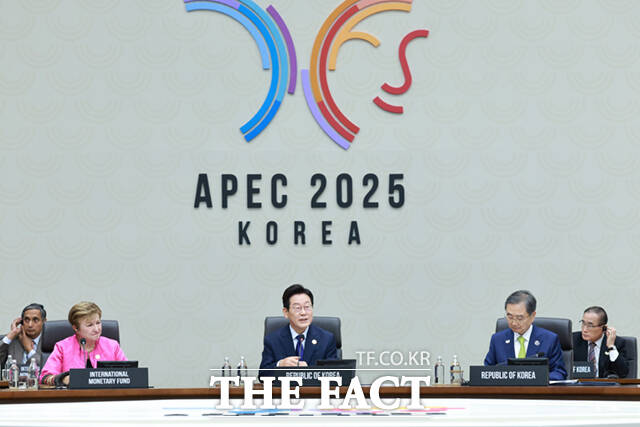 이재명 대통령은 이날 개회사에서 우리 모두는 국제질서가 격변하는 중대한 변곡점 위에 서 있다며 협력과 연대만이 우리를 더 나은 미래로 이끄는 확실한 해답이라고 말했다. /APEC 2025 KOREA & 연합뉴스