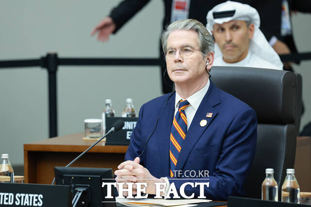 도널드 트럼프 미국 대통령의 귀국으로 대신 참석한 스콧 베선트 재무장관. /APEC 2025 KOREA & 연합뉴스