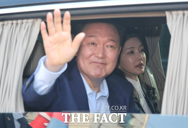 김건희 여사 연루 의혹을 수사하는 민중기 특별검사팀이 오는 12월 안으로 윤석열 전 대통령과 김 여사를 불러 조사할 계획이다. /더팩트 DB