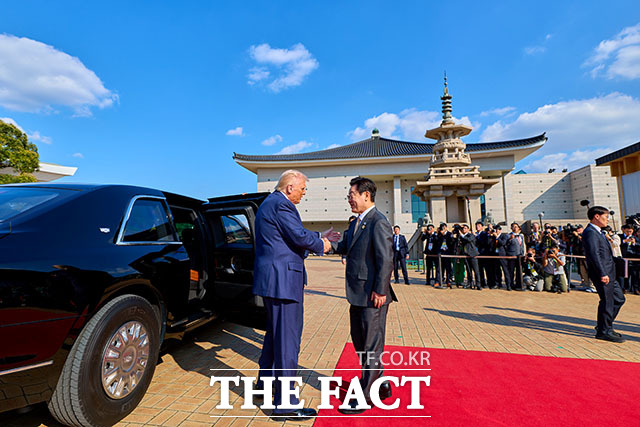 이재명(오른쪽) 대통령과 트럼프 대통령이 29일 오후 경주시 국립경주박물관에서 정상회담을 앞두고 인사하고 있다. /APEC 2025 KOREA