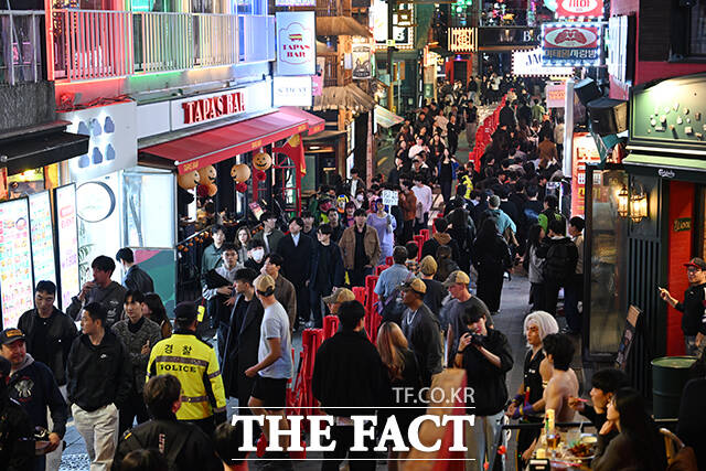 핼러윈 데이인 31일 오후 서울 용산구 이태원 세계음식문화거리가 시민들로 북적이고 있다. /박헌우 기자