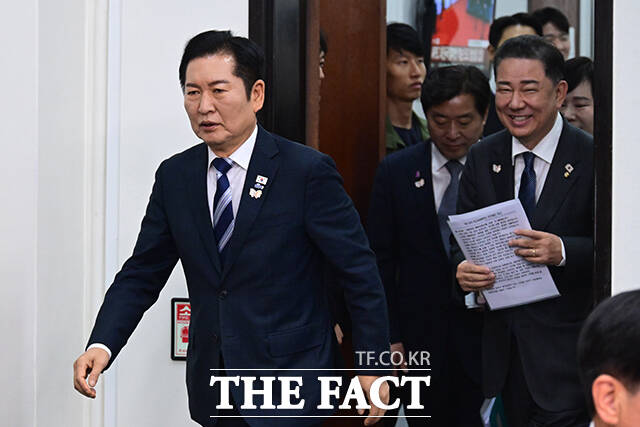 전현희 최고위원(왼쪽)이 발언에 앞서 '코스피 4100' 지수를 알리며 미소짓고 있다.