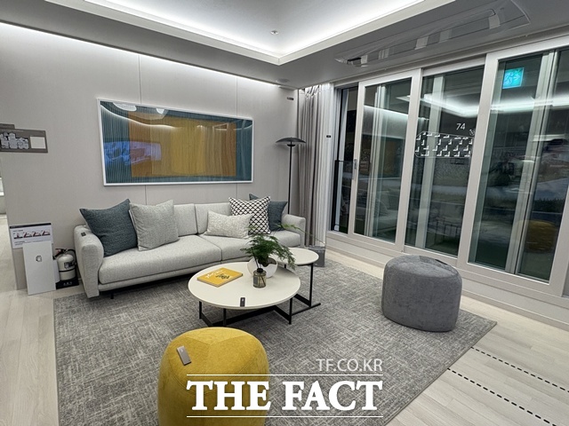 견본주택에는 74㎡, 83㎡A, 113㎡ 세 유니트가 마련돼 있었다. 사진은 83㎡A 타입 거실이다. /공미나 기자
