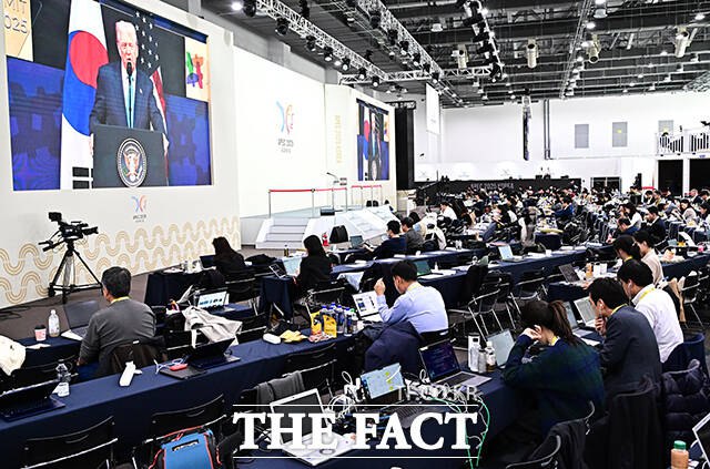 2025 경주 아시아태평양경제협력체(APEC) 정상회의를 취재하기 위해 모인 각국의 취재진들이 지난달 29일 경북 경주 보문단지 내 국제미디어센터(IMC)에서 업무를 보고 있다. /배정한 기자