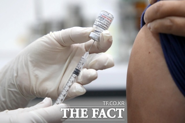 감염병예방법 제71조는 예방접종을 받은 사람이 그로 인해 질병에 걸렸고, 이를 질병관리청이 인정하는 경우 국가가 진료비의 정액 및 정액 간병비를 보상하도록 정하고 있다. /뉴시스