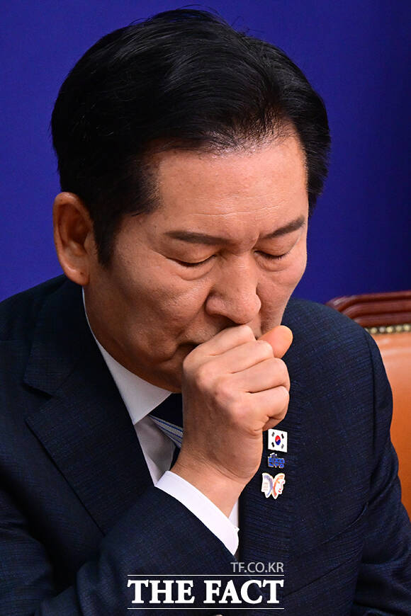 전현희 최고위원(왼쪽)이 발언에 앞서 '코스피 4100' 지수를 알리며 미소짓고 있다.