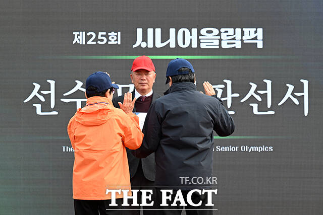 어르신들이 선서를 하고 있다.