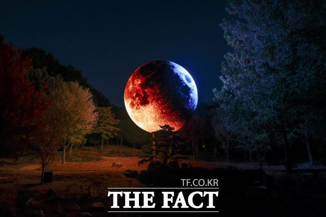 연못 위에 달이 떠 있는 모습을 구현한 루미나래 달밤 구간 전경. /부천시