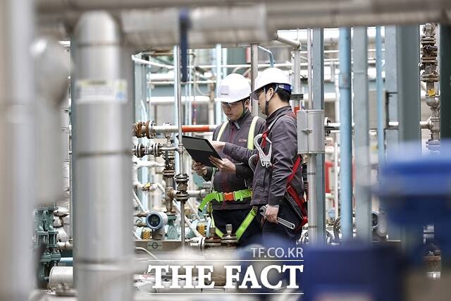 산업통상부는 31일 서울 소공동 플라자호텔에서 열린 제17회 화학산업의 날 행사에서 화학 산업 발전에 기여한 유공자 40여명에게 정부 포상을 했다고 밝혔다. 사진은 금호석유화학 직원들이 사업장 내 안전관리 시스템을 점검하고 있는 모습. /금호석유화학