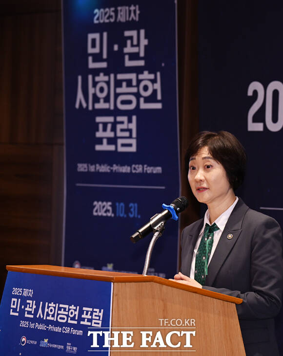 이스란 보건복지부 제1차관(가운데)이 31일 오후 서울 중구 롯데호텔 서울에서 열린 '2025 제1차 민·관 사회공헌 포럼'에 참석해 기념촬영하고 있다. 왼쪽부터 박상헌 한국청과 대효이사, 이 차관, 김성이 한국사회복지협의회장.