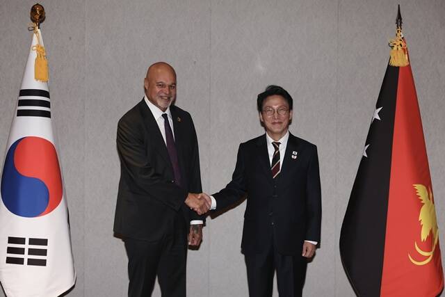 김민석 국무총리는 31일 경주 아시아태평양경제협력체(APEC) 정상회의 참석차 방한한 존 로쏘 파푸아뉴기니 부총리와 면담하고 에너지 등 양국 협력 발전 방안에 대해 의견을 교환했다. /총리실