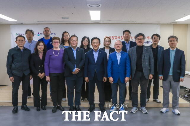 31일 2027 충청유니버시아드대회 조직위원회와 국제대학스포츠연맹(FISU)과 국제기술위원회(ITC) 관계자들이 단체 기념촬영을 하고 있다. /조직위