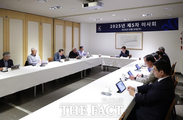 한국프로축구연맹(총재 권오갑)은 30일 2025년도 제5차 이사회를 개최하고 K리그의 대회 경쟁력 강화를 위한 ▲외국인 선수 제도 개정을 포함해 ▲승강플레이오프 대회 요강 확정, ▲U22 의무 출전제도 개정 등 안건을 의결했다. 사진은 이사회 장면./K리그