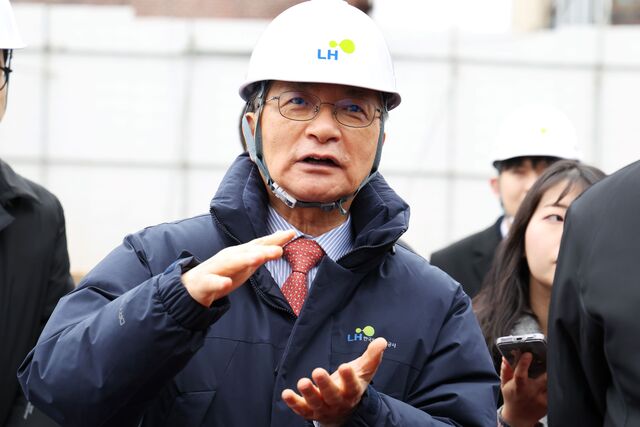 이한준 한국토지주택공사(LH) 사장의 면직안이 31일 재가됐다. 이 사장은 이임사를 통해 무거웠던 여정을 마무리 지으며, 국가발전을 위해 저의 역할을 하고자 한다고 밝혔다. /LH