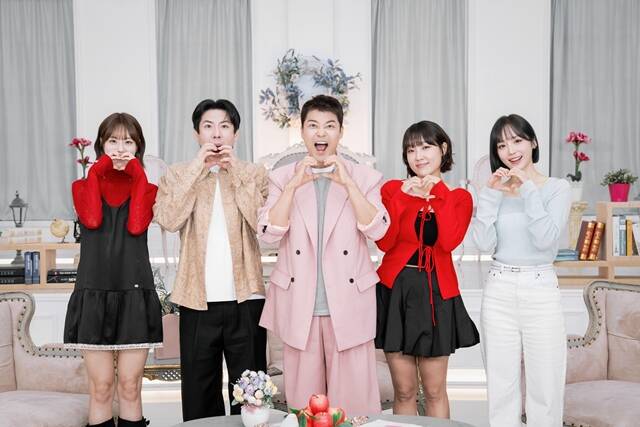 가수 허영지, 방송인 양세찬 전현무 이은지, 아나운서 윤태진(왼쪽부터)이 31일 오전 11시 온라인으로 진행된 SBS Plus·Kstar 새 예능프로그램 리얼 연애실험실 독사과 시즌2 제작발표회에 참석해 다양한 이야기를 나눴다. /SBS Plus, Kstar