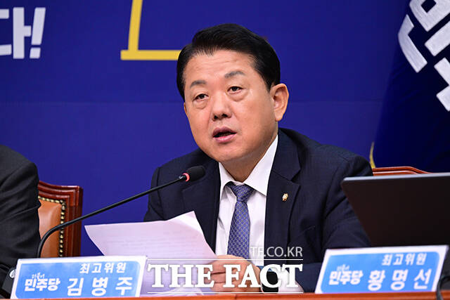 전현희 최고위원(왼쪽)이 발언에 앞서 '코스피 4100' 지수를 알리며 미소짓고 있다.