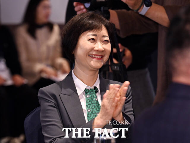 이스란 보건복지부 제1차관(가운데)이 31일 오후 서울 중구 롯데호텔 서울에서 열린 '2025 제1차 민·관 사회공헌 포럼'에 참석해 기념촬영하고 있다. 왼쪽부터 박상헌 한국청과 대효이사, 이 차관, 김성이 한국사회복지협의회장.