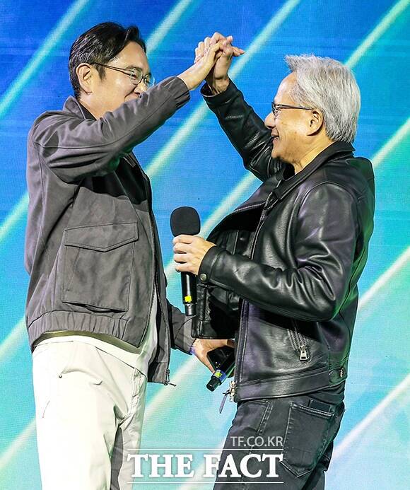 이재용 삼성전자 회장(왼쪽)과 젠슨 황 엔비디아 CEO가 지난 30일 서울 강남구 코엑스에서 열린 엔비디아 지포스 게이머 페스티벌에서 손을 맞잡고 있다. /서예원 기자