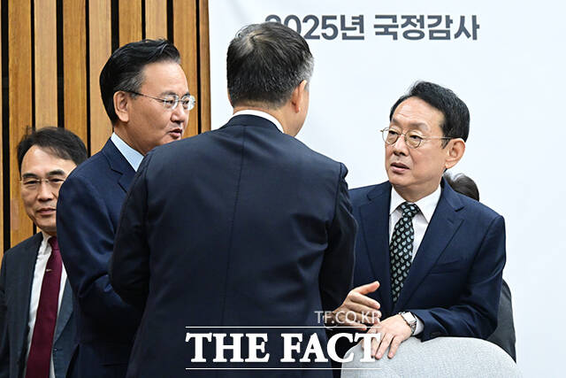 유상범 국민의힘 원내운영수석부대표(왼쪽)와 김도읍 정책위의장.