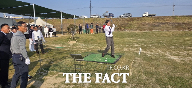 전국대회 규모 36홀로 재탄생한 청양 금강변 파크골프장. 김돈곤 청양군수가 시범타를 치고 있다. /청양군