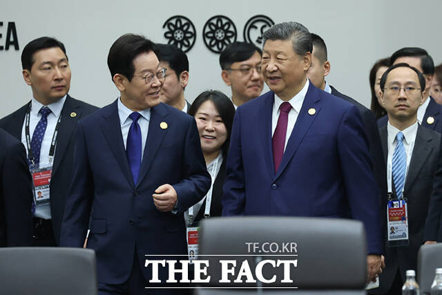 이재명 대통령(왼쪽)과 시진핑 중국 국가주석이 31일 경주화백컨벤션센터(HICO)에서 열린 2025 아시아태평양경제협력체(APEC) 정상회의 제1세션에 참석해 대화하고 있다. /APEC 2025 KOREA & 연합뉴스