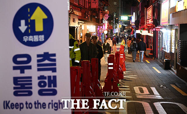 핼러윈 데이인 31일 오후 서울 용산구 이태원 세계음식문화거리가 시민들로 북적이고 있다. /박헌우 기자