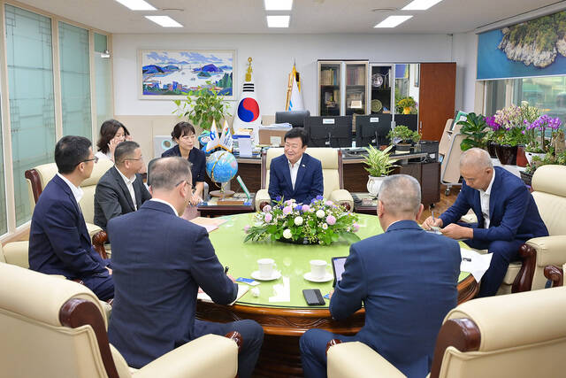 지난 9월 15일 정기명 여수시장이 중국 리수이시 부시장단을 맞아 박람회 참여 협의를 진행하고 있다. /여수시
