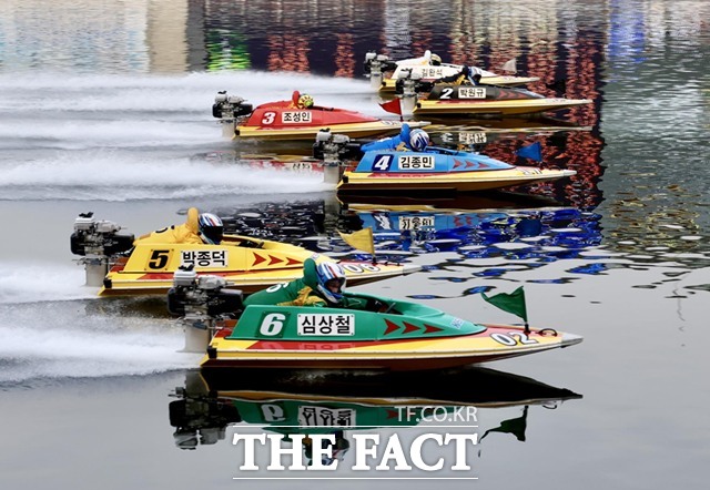 제23회 쿠리하라배 특별경정 결승전에 출전한 선수들이 플라잉 스타트로 경주를 시작하고 있다./국민체육진흥공단