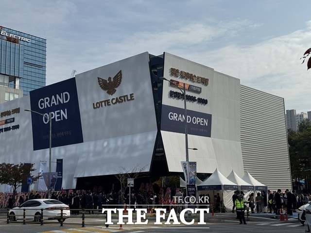 경기도 안양시 동안구 평촌동에 들어서는 평촌 롯데캐슬 르씨엘이 31일 견본주택을 열고 분양에 나섰다. /황준익 기자