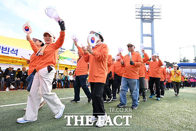 제25회 시니어올림픽이 31일 오전 서울 용산구 효창운동장에서 열린 가운데 어르신들이 개막식에 참석하고 있다. /서예원 기자