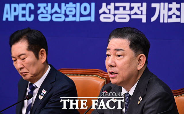 전현희 최고위원(왼쪽)이 발언에 앞서 '코스피 4100' 지수를 알리며 미소짓고 있다.