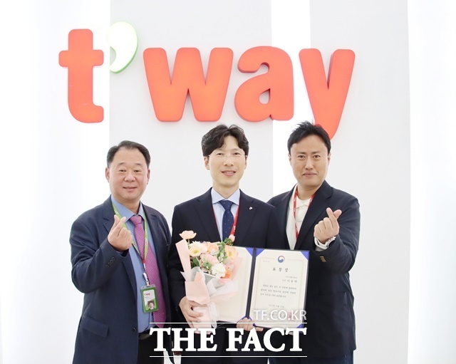 이용택 티웨이항공 운송지원팀장(가운데)이 안우진 티웨이항공 부대표(오른쪽), 황영조 티웨이항공 여객지원 담당임원(왼쪽)과 함께 제45회 항공의 날 장관 표창을 수상한 뒤 기념 촬영을 하고 있다. /티웨이항공