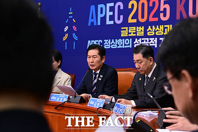 전현희 최고위원(왼쪽)이 발언에 앞서 '코스피 4100' 지수를 알리며 미소짓고 있다.