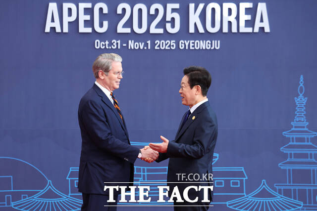 이재명 대통령이 31일 경주화백컨벤션센터(HICO)에서 열린 2025 아시아태평양경제협력체(APEC) 정상회의에 참석한 스콧 베선트 미국 재무장관을 맞이하고 있다. 도널드 트럼프 미국 대통령은 회의 시작 전에 귀국해, 스콧 베선트 재무장관이 대리 참석했다. /APEC 2025 KOREA & 연합뉴스