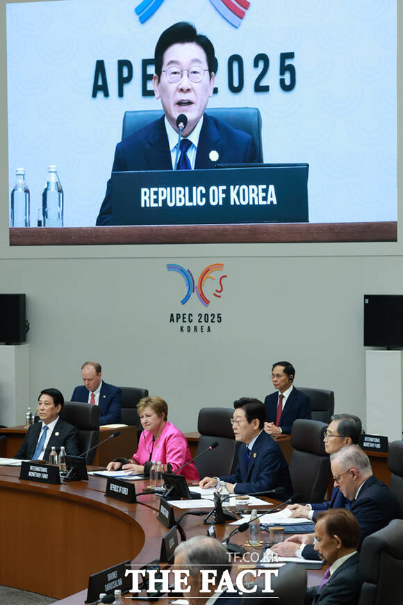 정상회의 첫날 1세션에서는 더욱 연결되고, 복원력 있는 세계를 향하여라는 의제로 무역과 투자 증진을 위한 협력 방안을 논의한다. /APEC 2025 KOREA & 연합뉴스